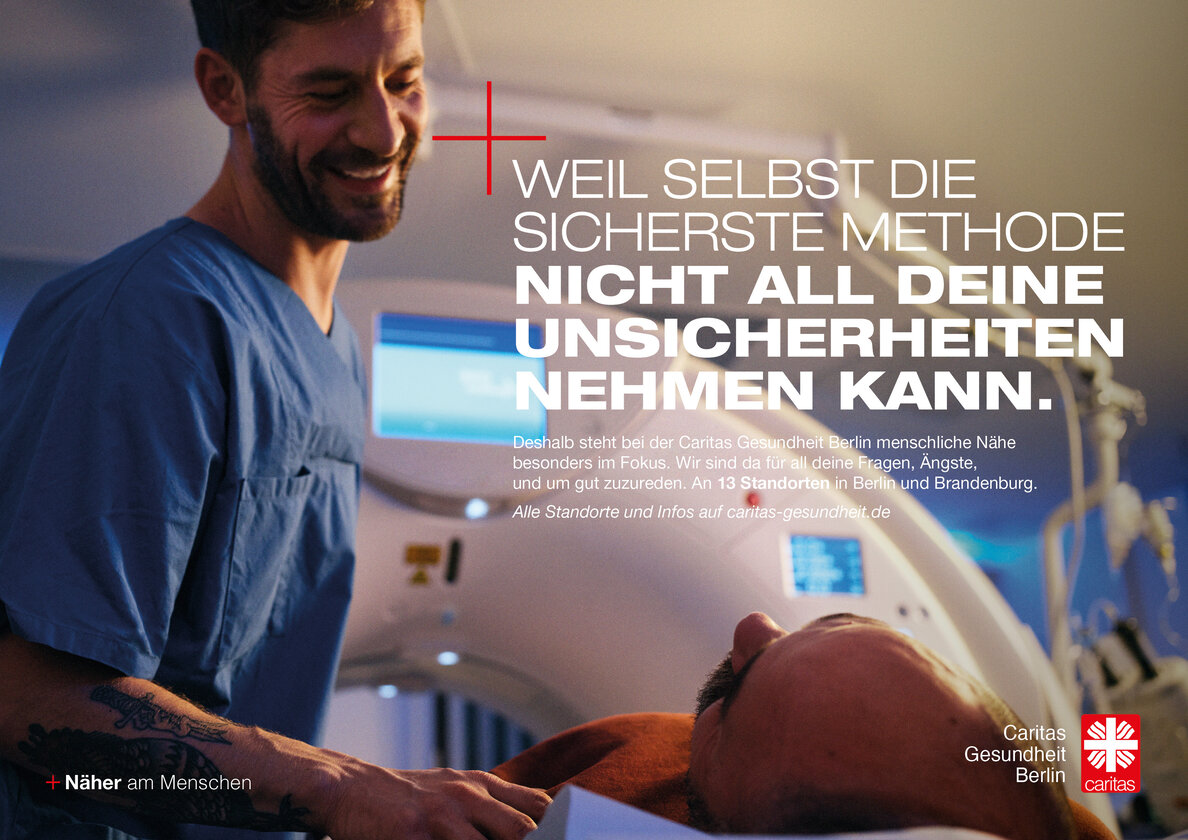 Ein Werbeplakat, auf dem ein Pfleger einem Patienten vor einer CT-Untersuchung gut zuspricht.