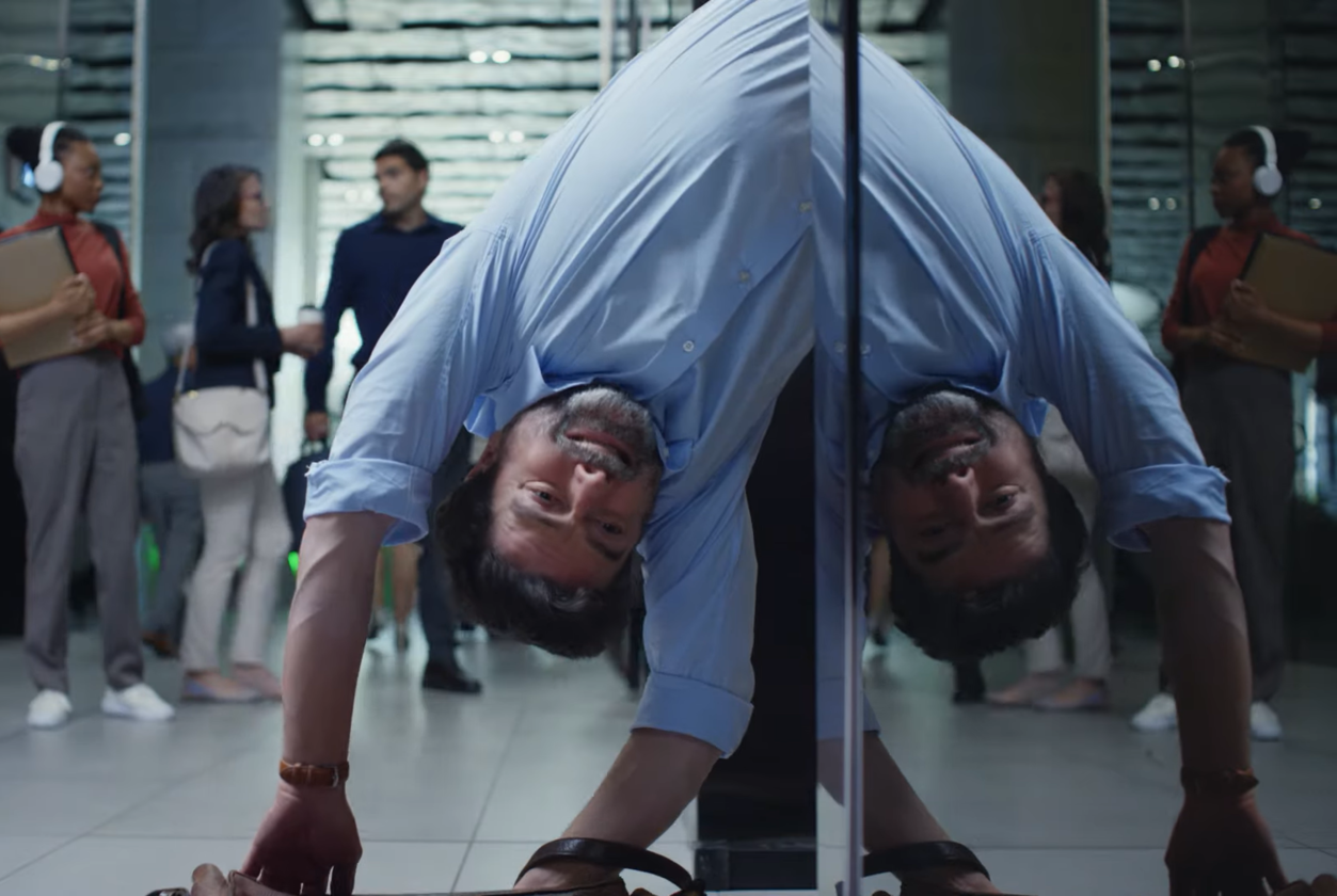 Mann hängt aus der Fahrstuhltür