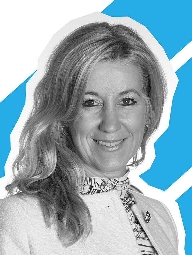 Business Directorin bei den health angels mit langen blonden Haaren